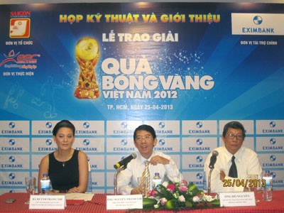 Nguyen Thanh Loi (C), deputy editor-in-chief of SGGP, at the meeting to announce nominees of the 18th Vietnamese Golden Ball Awards (Photo: SGGP) Nguyen Thanh Loi (C), deputy editor-in-chief of SGGP, at the meeting to announce nominees of the 18th Vietnamese Golden Ball Awards (Photo: SGGP)